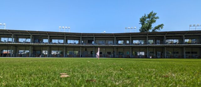 フェアウェイから打席の写真