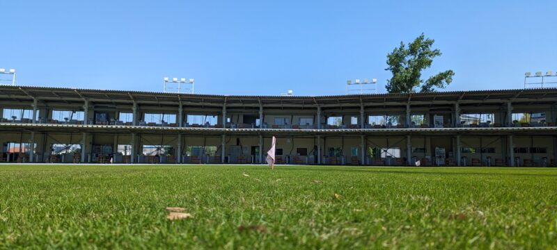 フェアウェイから打席の写真